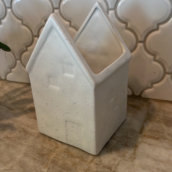 Three white speckled ceramic house planters - Picture 3 of 5